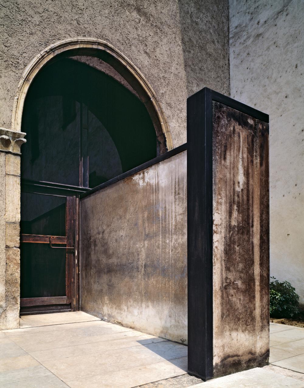 Castelvecchio Museum renovations, Verona, 1957-75, entrance arch with deeply recessed glazed door and projecting L-shaped wall (picture: © Klaus Frahm/ARTUR IMAGES)