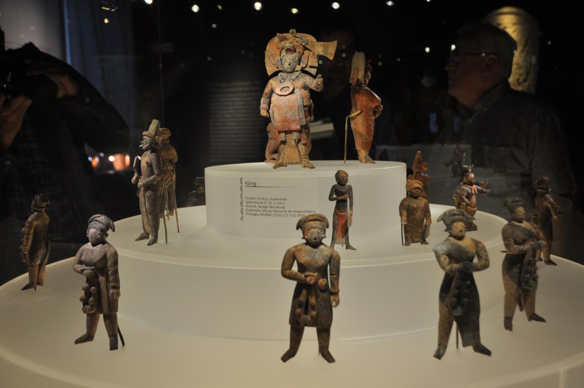 Hofstaat von El Peru: El Peru, Guatemala; Späte Klassik (7 Jh. n. Chr.) Guatemala, Museo Nacional de Arqueología y Etnología (Fotografie: Helena Kotarlic)