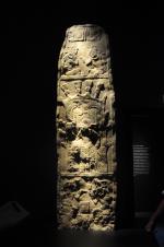 Stele 3 aus Seibal: Kalkstein, H:278cm B:65cm T: 18cm, Seibal, Guatemala, Endklassik (800-900 n. Chr.) Guatemala, Museo Nacional de Arqueología y Etnología (Fotografie: Helena Kotarlic)